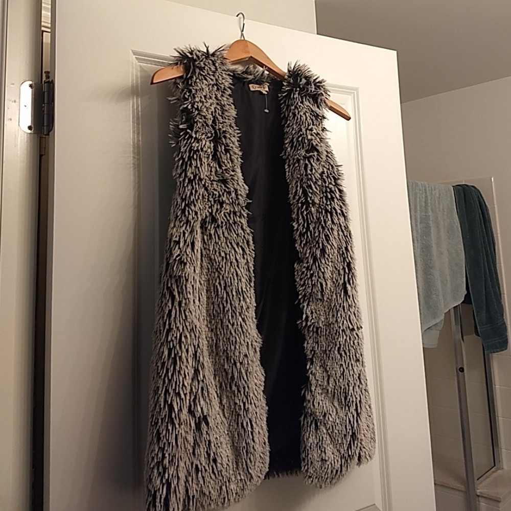 Faux fur vest with clip closures